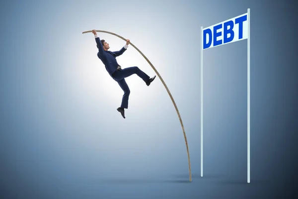 Businessman pole voûtage sur la dette dans le concept d'entreprise — Photo