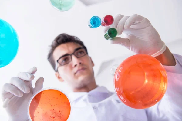 Kemist som arbetar i laboratorium med farliga kemikalier — Stockfoto