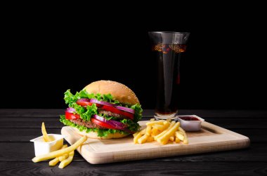 Hamburger ekmeğin içinde fast food konseptiyle servis edilir.