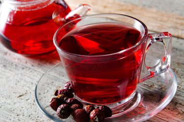 Masada servis edilen fincanda meyve çileği çayı