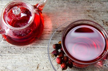 Masada servis edilen fincanda meyve çileği çayı