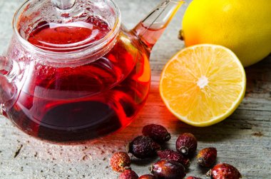 Masada servis edilen fincanda meyve çileği çayı