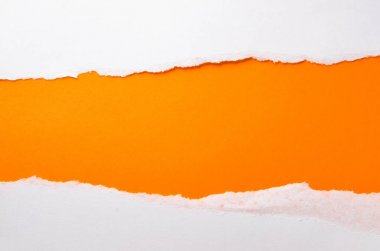 Mesajınız için boş alanı olan yırtık kağıt