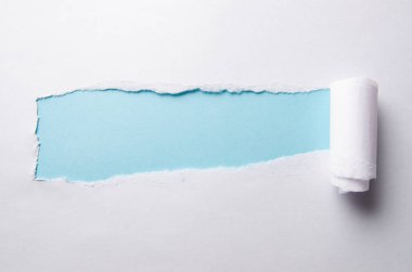 Mesajınız için boş alanı olan yırtık kağıt