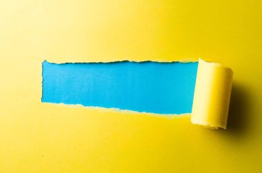 Mesajınız için boş alanı olan yırtık kağıt