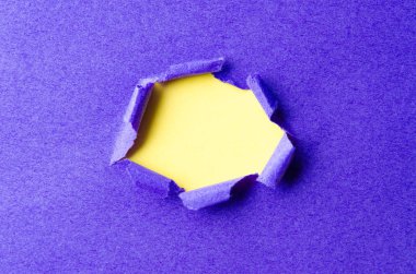 Mesajınız için boş alanı olan yırtık kağıt