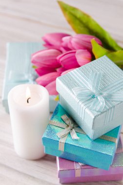 Aziz Sevgililer Günü tatili konseptiyle masaya yerleştirilmiş bir hediye kutusu.