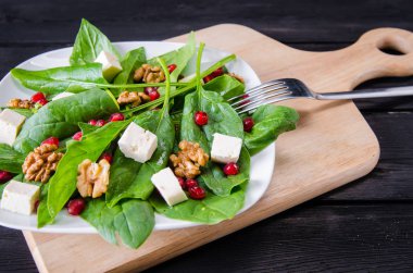 Masada fındıklı ve elmalı ıspanak salatası.