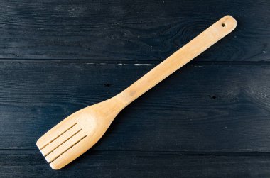 Tahta kaşıklar masaya düzenlenmiş