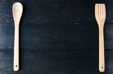 Tahta kaşıklar masaya düzenlenmiş