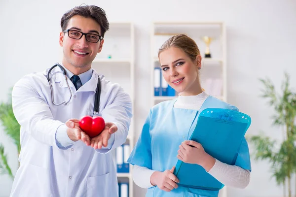 Kardiologe posiert mit seiner Krankenschwester im Krankenhaus — Stockfoto