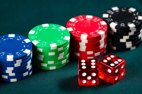 Fichas e cartões na mesa do casino — Fotografia de Stock