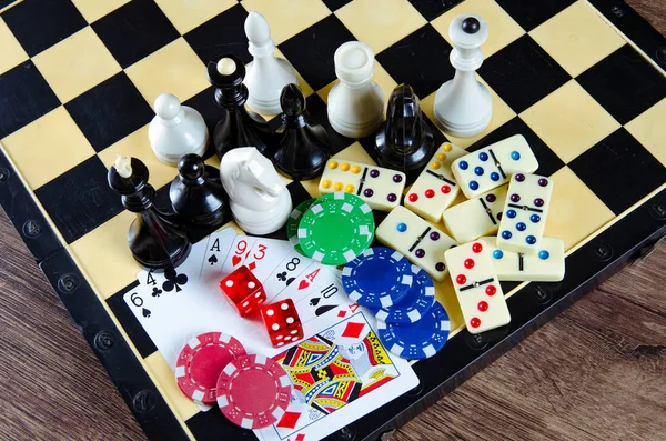 Schach und anderes Spielzubehör — Stockfoto