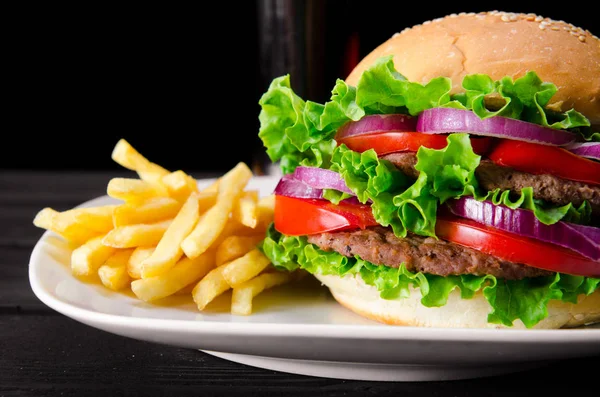 Burger σερβίρεται σε ψωμάκι στη διατροφή έννοια fast food — Φωτογραφία Αρχείου