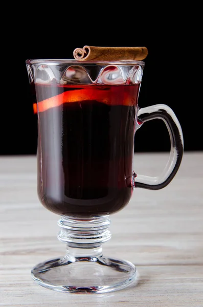 Glintwine vinho Mulled servido em copos para mesa de Natal — Fotografia de Stock