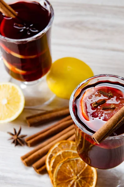 Glögg vin glintwine serveras i glas för julbord — Stockfoto