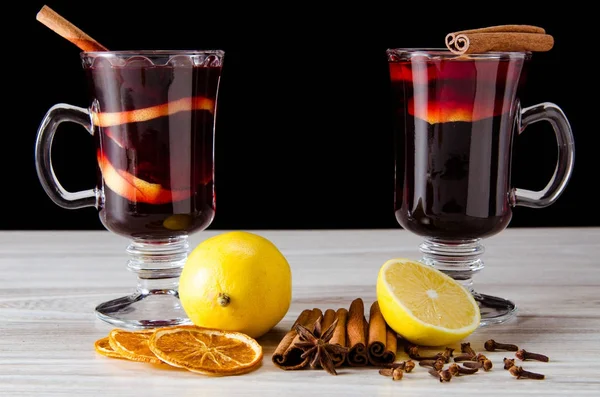 Mulled wine glintwine served in glasses for christmas table — Stock Photo, Image