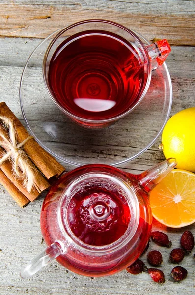 Chá de frutas na xícara servida na mesa — Fotografia de Stock