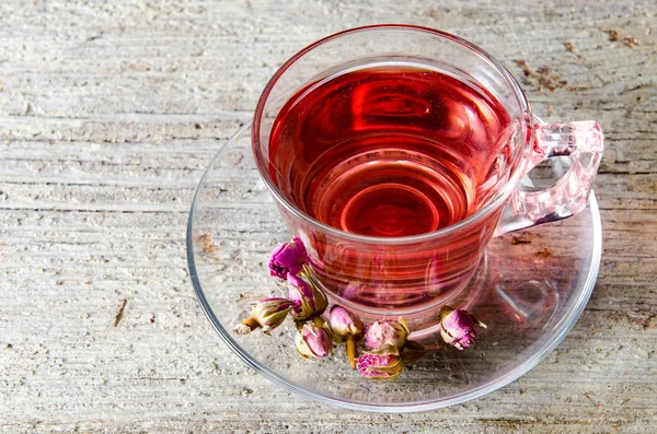 Thé aux fruits dans la tasse servie sur la table — Photo