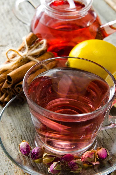 Thé aux fruits dans la tasse servie sur la table — Photo