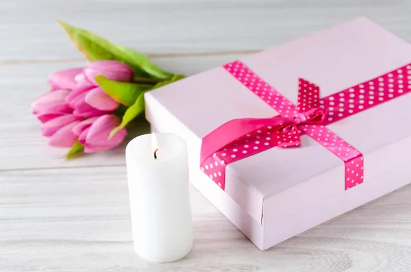 Giftbox arrangeras på bordet i helgonet Alla hjärtans dag koncept — Stockfoto