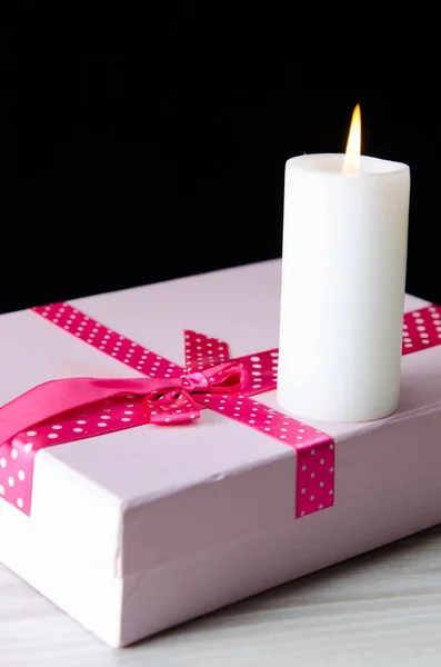 Caja de regalos arreglada sobre la mesa en San Valentín concepto de vacaciones —  Fotos de Stock