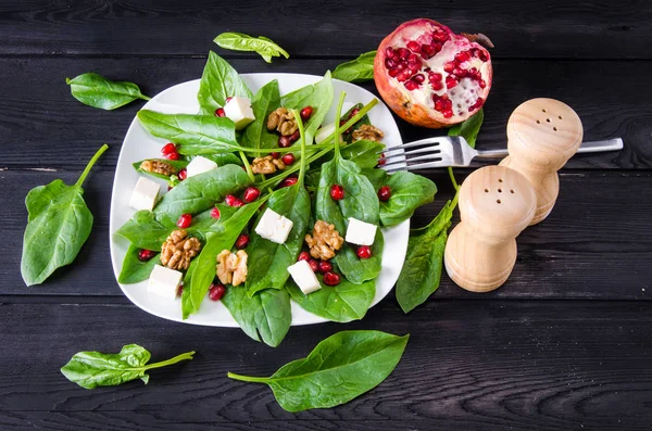 Salada de espinafre com nozes e maçãs servidas na mesa — Fotografia de Stock