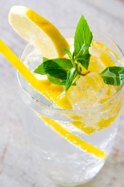 Bir bardak limonlu mojito ve saman içmek.
