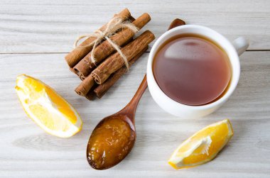 Bir fincan çay ve portakal reçeli.