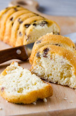 Noel için pişirilmiş kuru üzümlü tatlı ekmek.