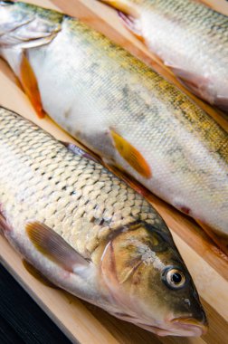 Yemek hazırlama kavramında tahtanın üzerinde pişmemiş balık