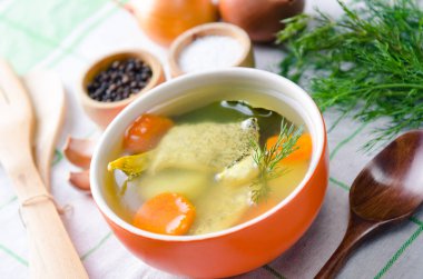 Tabakta servis edilen balık çorbası.