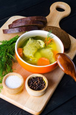 Tabakta servis edilen balık çorbası.
