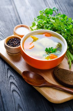 Tabakta servis edilen balık çorbası.