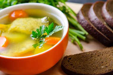 Tabakta servis edilen balık çorbası.