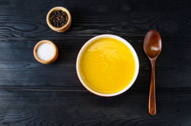 Masada servis edilen kabak çorbası.