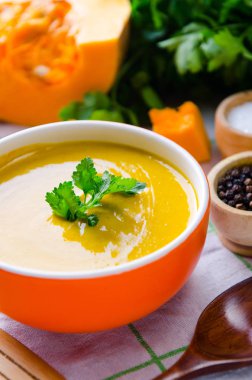 Masada servis edilen kabak çorbası.