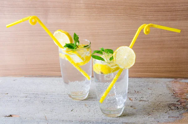 Bicchieri di mojito con limone e paglia da bere — Foto Stock