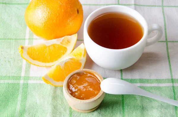 Tasse de thé servie avec confiture d'orange — Photo