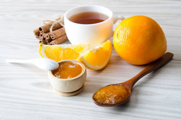 Tasse de thé servie avec confiture d'orange — Photo