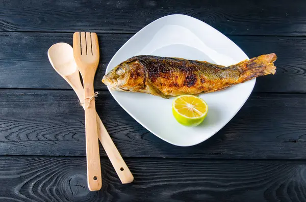 Ikan goreng disajikan di piring — Stok Foto