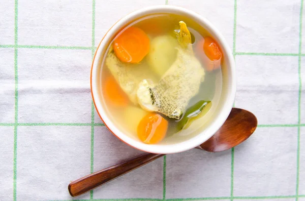 Sopa de pescado servida sobre la mesa en plato —  Fotos de Stock