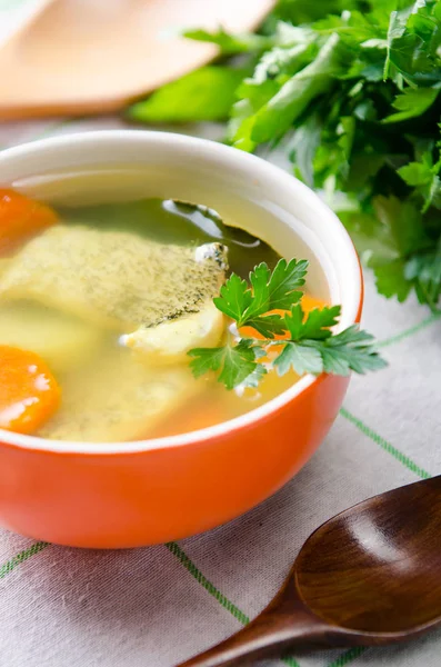 Sopa de peixe servida na mesa em prato — Fotografia de Stock