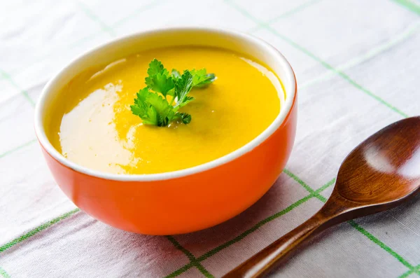 Sopa de cenoura servida na mesa na tigela — Fotografia de Stock