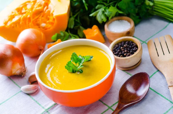 Sopa de abóbora servida na mesa em tigela — Fotografia de Stock