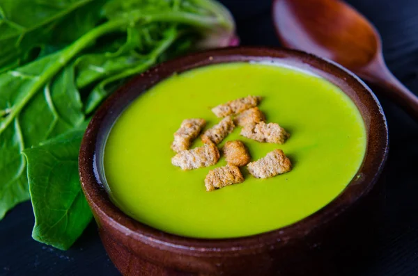 Spinach soup served on wooden board — Stock Photo, Image