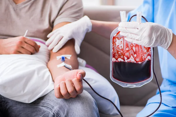 Paciente recebendo transfusão de sangue na clínica hospitalar — Fotografia de Stock