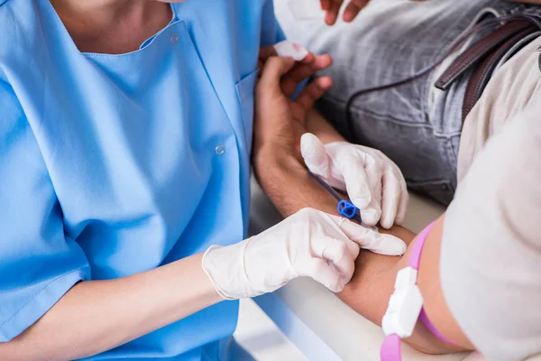 Patient bekommt Bluttransfusion in Klinik — Stockfoto