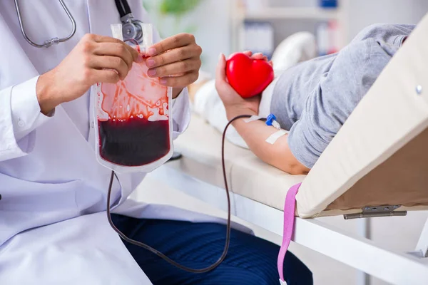 Patient getting blood transfusion in hospital clinic — Stock Photo, Image