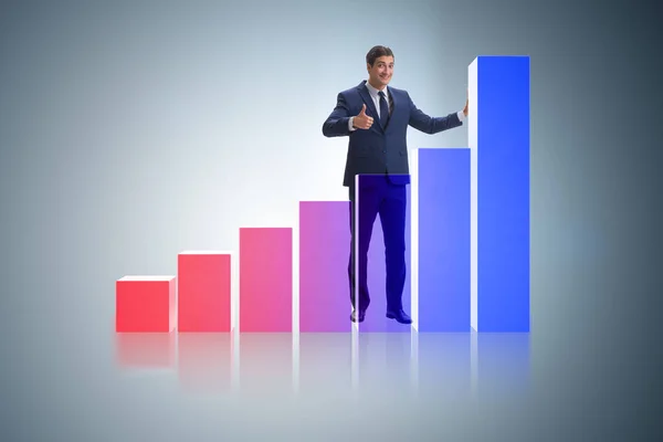 Empresário de pé ao lado de gráfico de barras no conceito de negócio — Fotografia de Stock